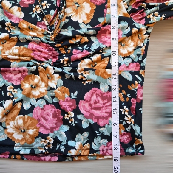 Forever 21 Long Sleeve Ruffle Shoulder Floral Top Size Large - Picture 7 of 9